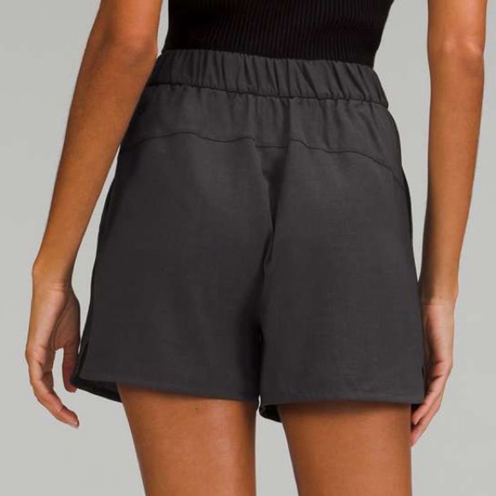 Lululemon Flat-Front Relaxed Short 4" In Graphite Grey Size 4 - Picture 2 of 6